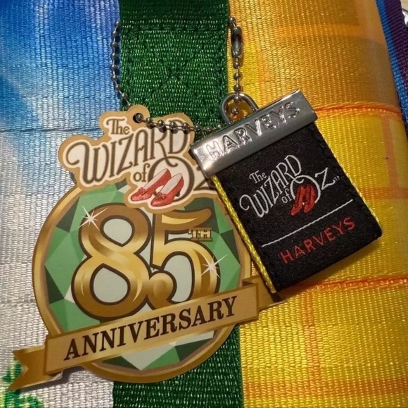 NWT HARVEYS SEATBELT BAG "POSTER TOTE YELLOW BRICK ROAD" BAG, WIZARD OF OZ! - Picture 7 of 9